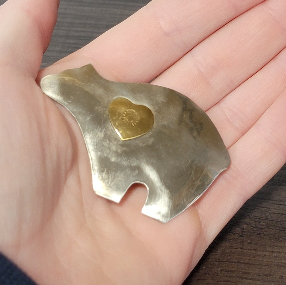 Despina Native Streling Silver Hammered Bear Heart Pin 6/97 Vintage Western - Picture 5 of 5
